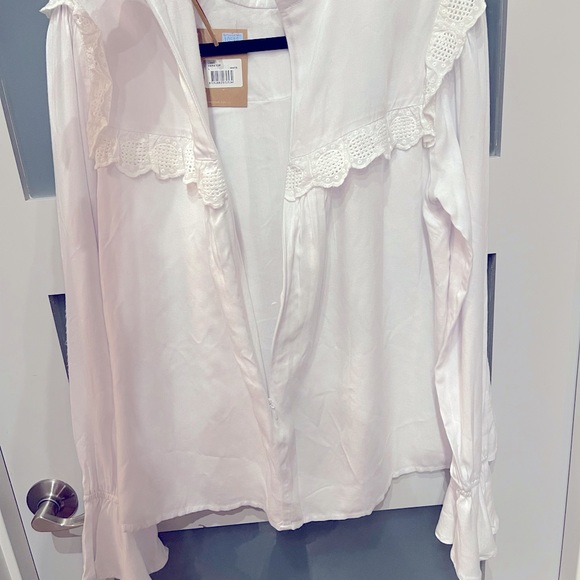 PRICE DROP⬇️⬇️⬇️Beautiful white blouse. Fully lined and exquisite - Picture 3 of 8